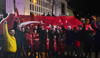 Türk bayrağı için yürüdüler: ‘Bayrağımız için siper olmaya hazırız’