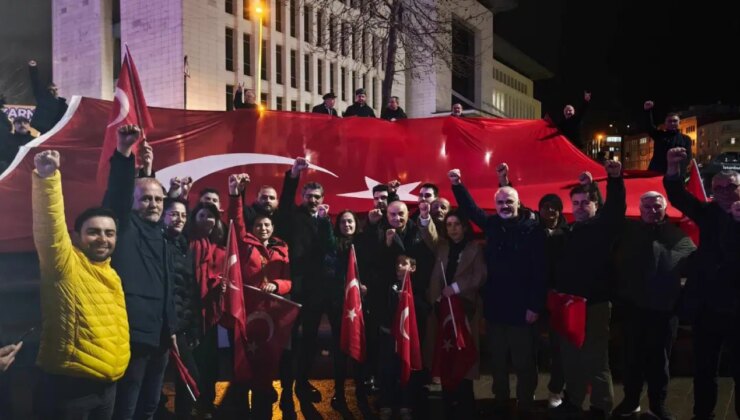 Türk bayrağı için yürüdüler: ‘Bayrağımız için siper olmaya hazırız’