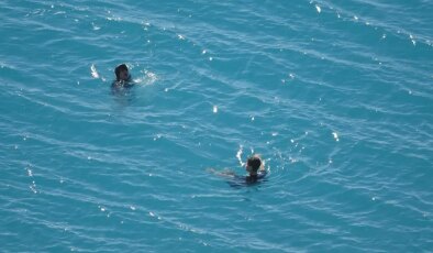 Türkiye kar tatilindeyken Antalya’da öğrenciler deniz keyfi yaptı