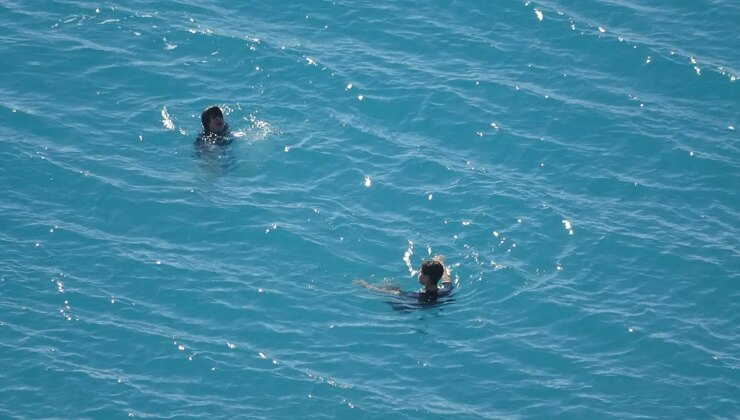 Türkiye kar tatilindeyken Antalya’da öğrenciler deniz keyfi yaptı