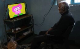 Tuvalet ve banyosu olmayan tek odalı evde yaşam mücadelesi veriyor