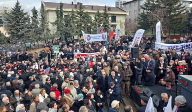 Uğur Mumcu, Ankara Karlı Sokak’taki evinin önünde ‘türkülerle’ anıldı