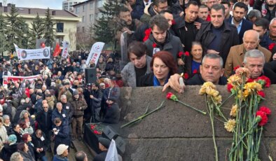 Uğur Mumcu, Ankara Karlı Sokak’taki evinin önünde ‘türkülerle’ anıldı: Özgür Özel ve Mansur Yavaş karanfiller bıraktı