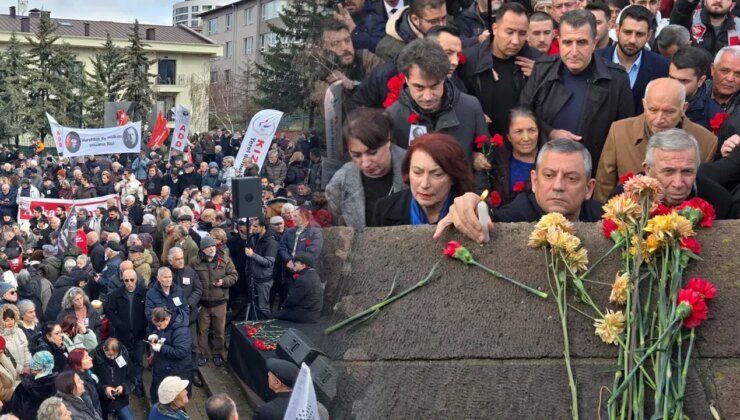 Uğur Mumcu, Ankara Karlı Sokak’taki evinin önünde ‘türkülerle’ anıldı: Özgür Özel ve Mansur Yavaş karanfiller bıraktı