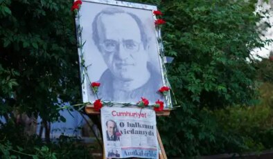 Uğur Mumcu, Ayvalık’taki evinin önünde anıldı: ‘Bir bedeni susturabilirsiniz ama gerçeği susturamazsınız’