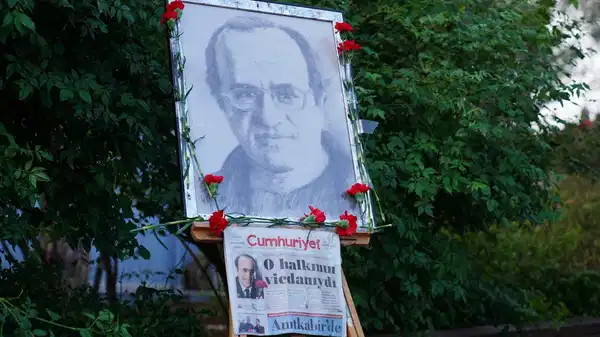 Uğur Mumcu, Ayvalık’taki evinin önünde anıldı: ‘Bir bedeni susturabilirsiniz ama gerçeği susturamazsınız’