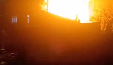 Ümraniye’de korkutan çatı yangını