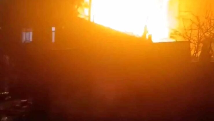 Ümraniye’de korkutan çatı yangını
