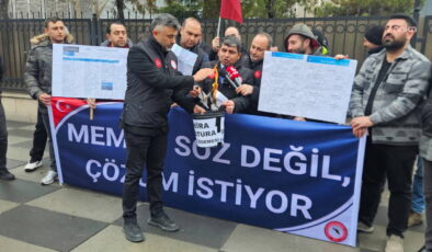 ÜNİPERSEN üyeleri, Hazine ve Maliye Bakanlığı önünde bordrolarını yakarak maaş artışlarını protesto etti