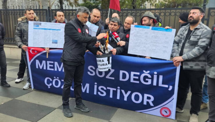 ÜNİPERSEN üyeleri, Hazine ve Maliye Bakanlığı önünde bordrolarını yakarak maaş artışlarını protesto etti