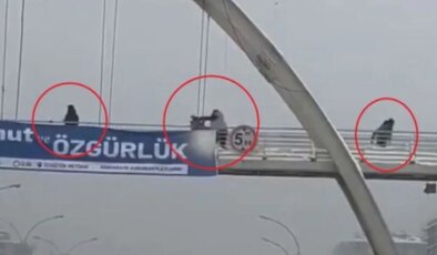 Üst geçitte kar topu atan çocukları yumruklayıp, yerde tekmeledi