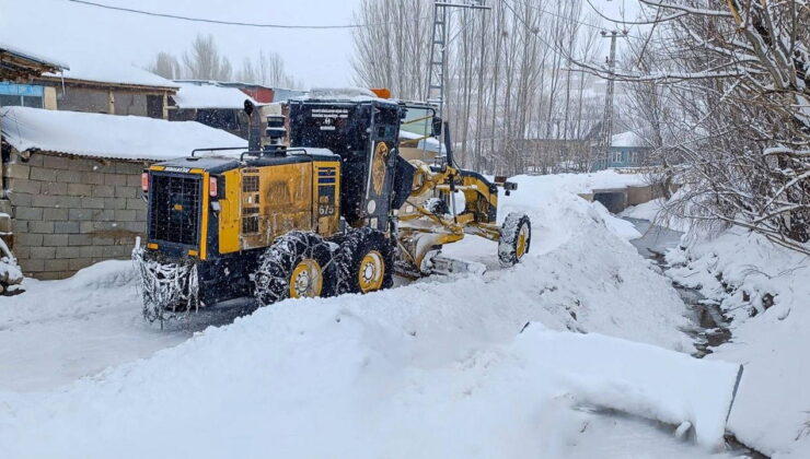 Van’da yoğun kar: 287 yerleşim yeri yolundan 89’u ulaşıma açıldı
