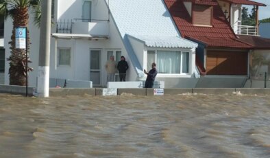 Venedik değil Balıkesir: Deniz kabardı, evler sular içinde kaldı!