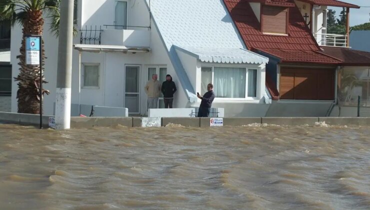 Venedik değil Balıkesir: Deniz kabardı, evler sular içinde kaldı!