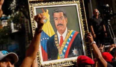 Venezuela’da binlerce kişi Nicolas Maduro’ya destek için yürüdü