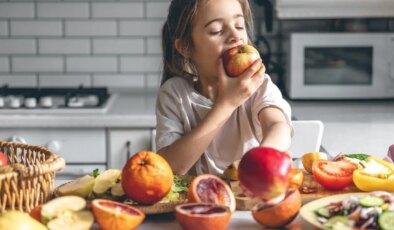 Yemek üzerine meyve yenmeli mi? Bu alışkanlığa dikkat…