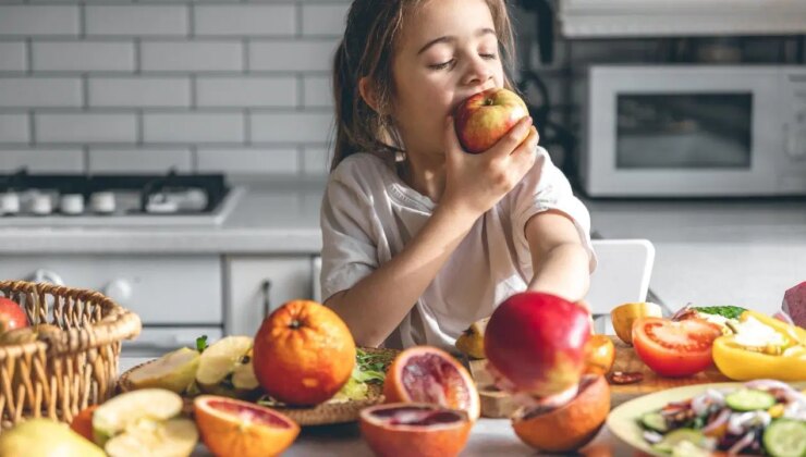 Yemek üzerine meyve yenmeli mi? Bu alışkanlığa dikkat…