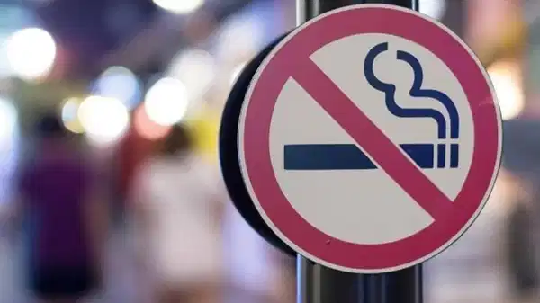 Yeni sigara yasakları geliyor: Açık alanda içilemeyecek, kasa arkasında satılamayacak…