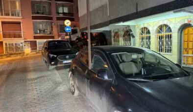 Yer: Avcılar… 5 katlı binanın çatısından düşen demir, otomobile saplandı!