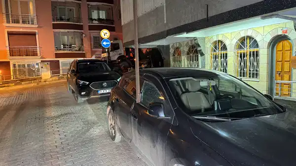Yer: Avcılar… 5 katlı binanın çatısından düşen demir, otomobile saplandı!