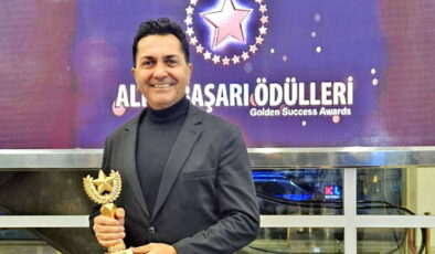 ’Yılın En İyi Bestecisi’ ödülünü aldı, Çeşme’ye adadı