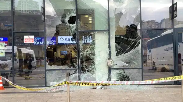 Yolcu otobüsü, perondaki yolcuya çarpıp terminal binasına daldı