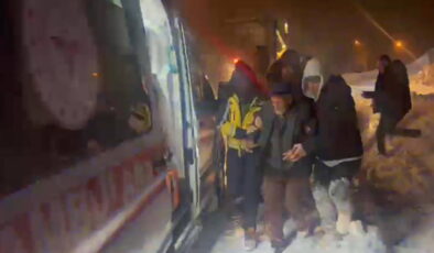 Yolu kapalı köyde rahatsızlandı: 3 saatlik çalışmayla hastaneye ulaştırıldı