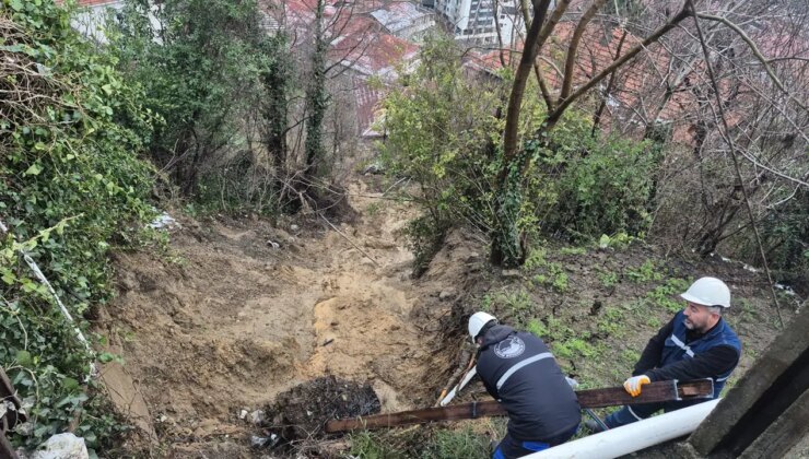 Zonguldak’ta heyelan: Su borusu patladı, elektrik direkleri devrildi!