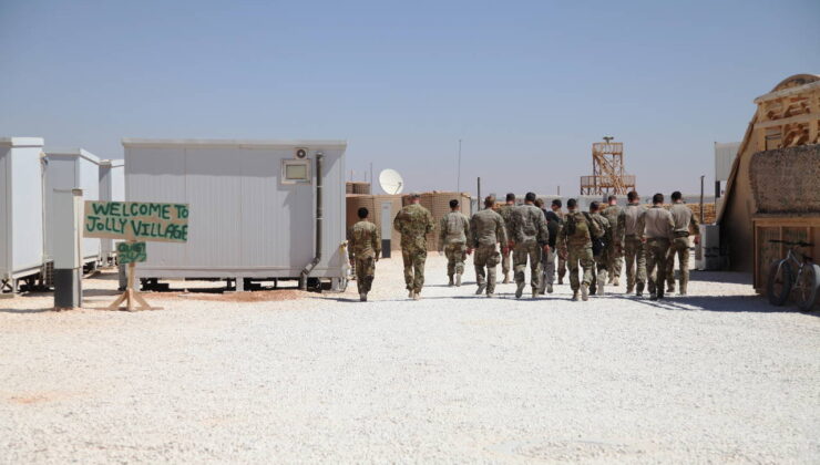 10 yıl sonra ABD bayrağı indirildi: Şam kontrolü devraldı