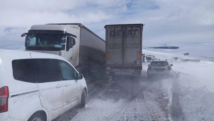 2 bin 550 rakımda kar esareti: 200 araçlık konvoy mahsur kaldı