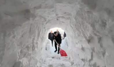 2 metre kar yağdı: Dükkanın önünü açmak için tünel açtı