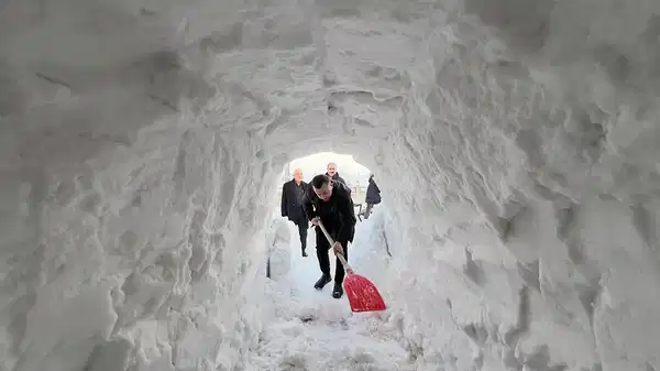 2 metre kar yağdı: Dükkanın önünü açmak için tünel açtı