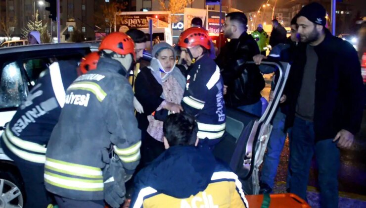 2 otomobil ve 1 kamyonetin karıştığı kazada 9 kişi yaralandı