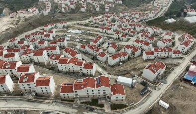 6 Şubat depremlerinin 3. yılı… Samandağ TOKİ’lerinde duvarlarda çatlak ve su sızıntısı var: Kusurların üstünü çimentoyla örtüyorlar!