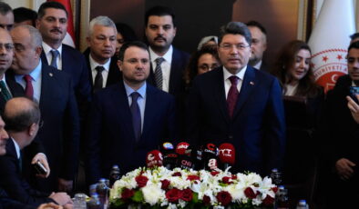 Adalet Bakanlığı devir teslim töreninde dikkat çeken kare: ‘Akın Gürlek’in arkasında bir Sulh Ceza Hakimi duruyor…’