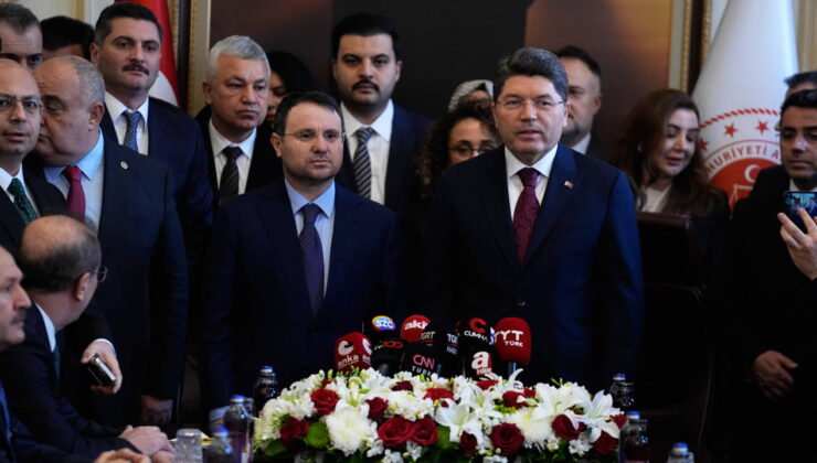 Adalet Bakanlığı devir teslim töreninde dikkat çeken kare: ‘Akın Gürlek’in arkasında bir Sulh Ceza Hakimi duruyor…’