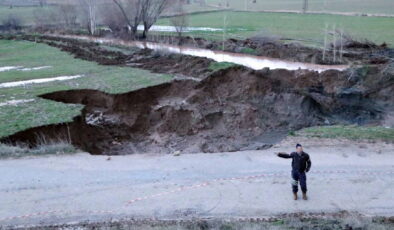 Afyonkarahisar’daki dev çukur tedirginlik yarattı… Yol kapatıldı!