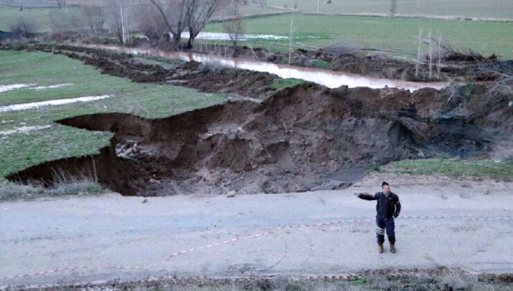 Afyonkarahisar’daki dev çukur tedirginlik yarattı… Yol kapatıldı!