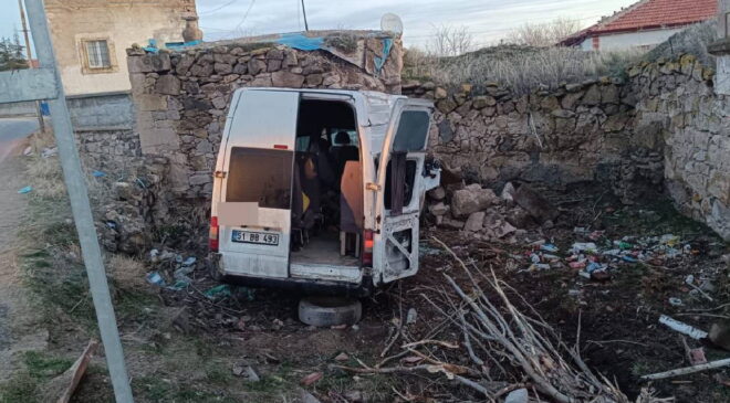 Aksaray’da feci kaza… İşçi servisi bahçe duvarına çarptı: İkisi ağır 14 kişi yaralandı!