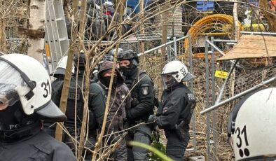 Almanya’da ‘ağaçlar kesilmesin’ protestosunda eylemcilere sert müdahale