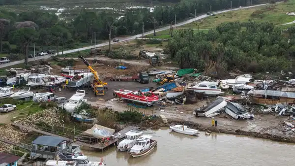 Antalya’da ‘hortum’ sonrası enkaz kaldırılıyor: Su hâlâ çekilmedi