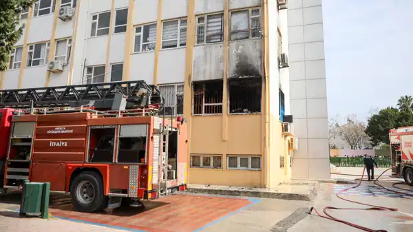 Antalya’da ilkokulda korkutan anlar: Yangın çıktı, öğrenciler tahliye edildi!