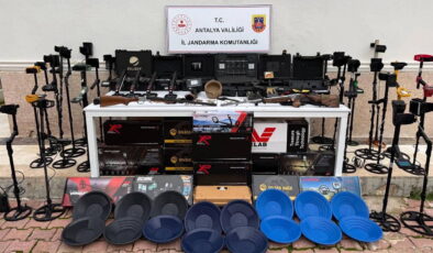 Antalya’da tarihi eser operasyonu: Milyonluk tarihi sikke ve dedektör ele geçirildi