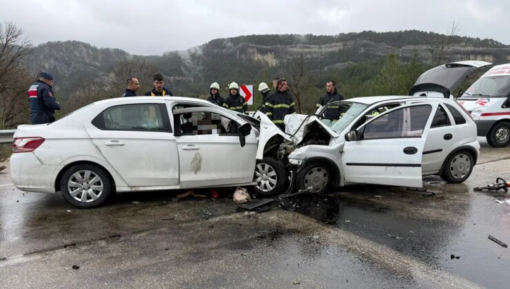 Antalya’nın ardından bir kaza haberi de Burdur’dan… İki otomobil kafa kafaya çarpıştı: 7 ölü, 5 yaralı!