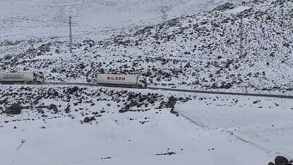 Ardahan-Çıldır yolunda buzlanma: Çok sayıda TIR yolda kaldı