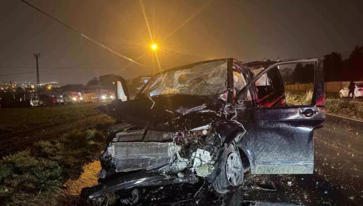 Arnavutköy’de İETT otobüsü hafif ticari araçla çarpıştı: 2 yaralı