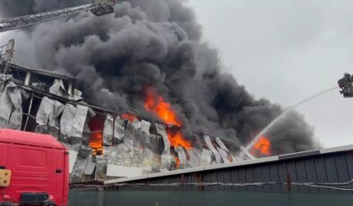 Ataşehir’de iş yerinde çıkan yangına müdahale ediliyor