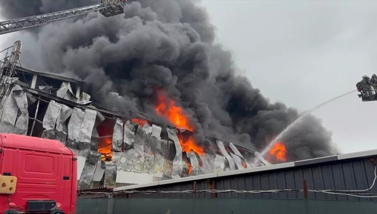 Ataşehir’de iş yerinde çıkan yangına müdahale ediliyor