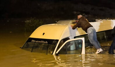 Aydın’ı sağanak vurdu: İçinde 20 yolcu bulunan minibüs suya gömüldü!
