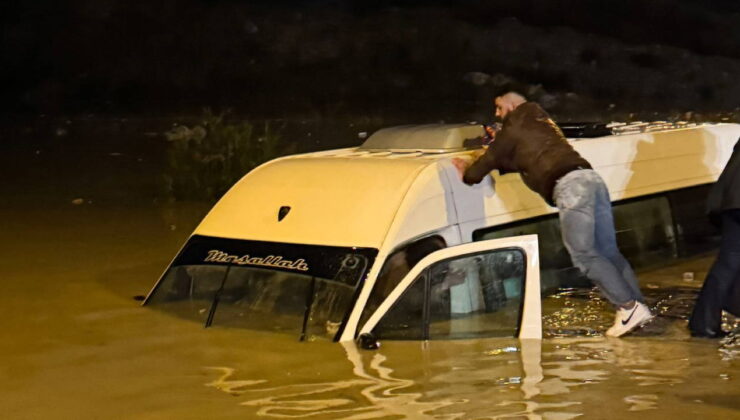 Aydın’ı sağanak vurdu: İçinde 20 yolcu bulunan minibüs suya gömüldü!